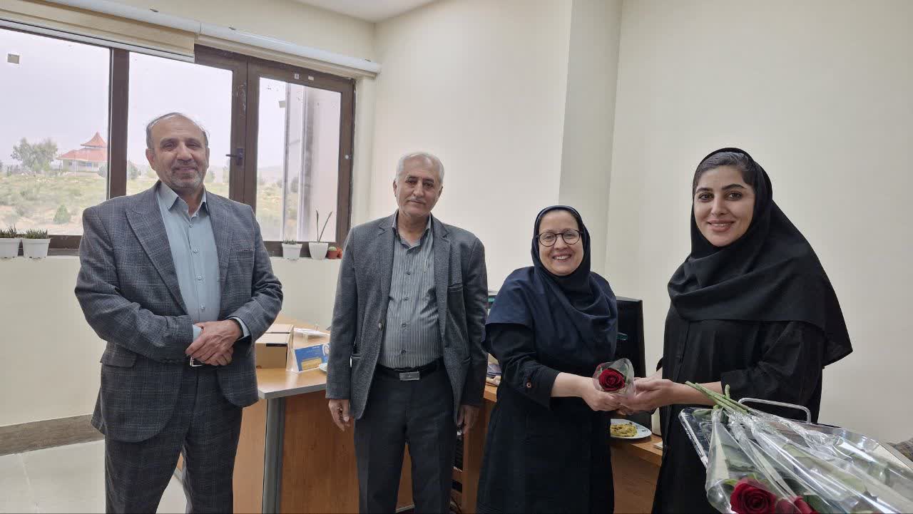 برگزاری برنامه اهدای گل و شیرینی به مناسبت میلاد حضرت معصومه (س) و آغاز دهه کرامت