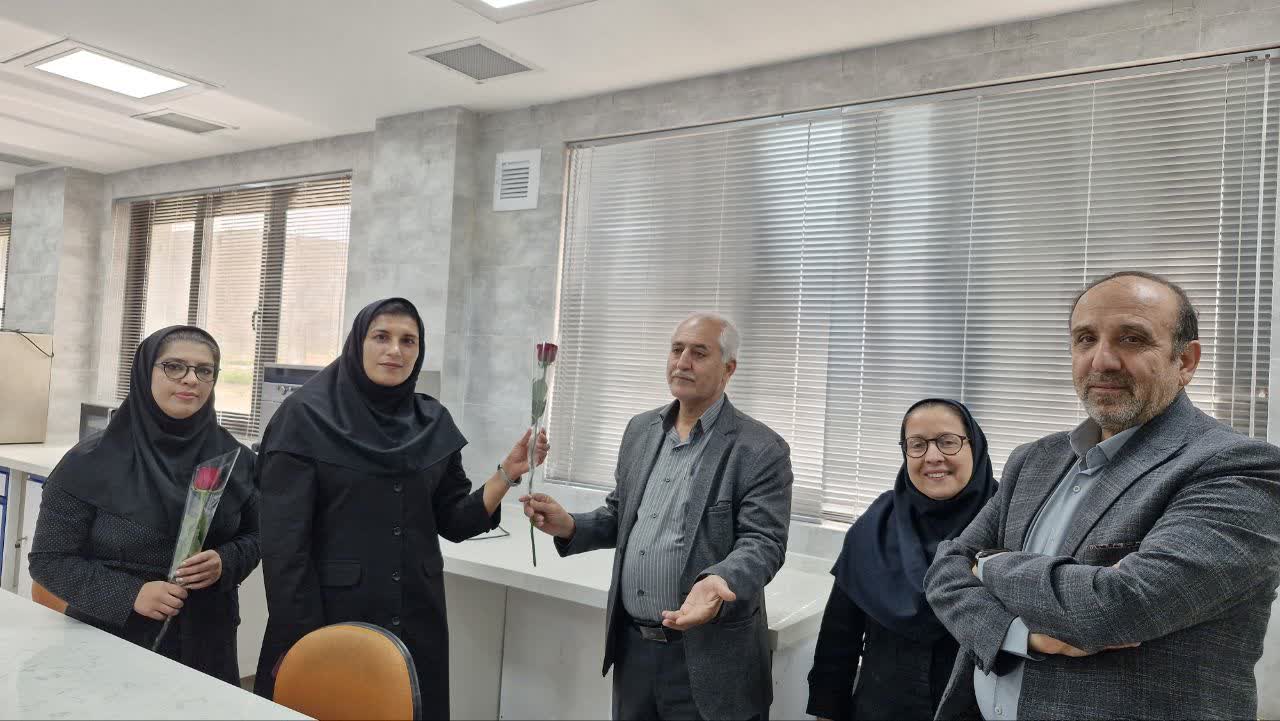 برگزاری برنامه اهدای گل و شیرینی به مناسبت میلاد حضرت معصومه (س) و آغاز دهه کرامت