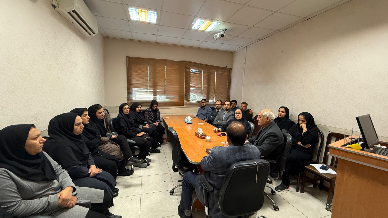 برگزاری جلسه ریاست و معاون پشتیبانی دانشکده تغذیه با کارکنان درخصوص انتقال به شهر صدرا