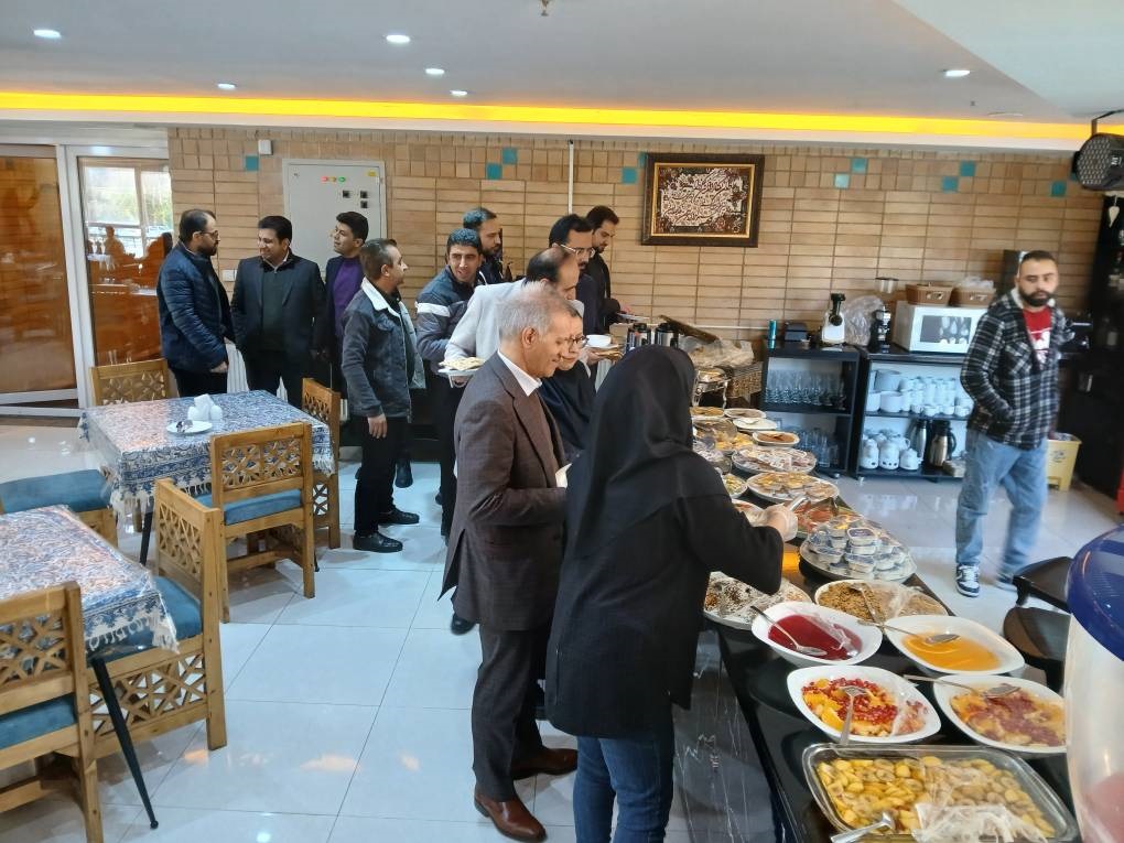 برگزاری ضیافت صبحانه به مناسبت ارتقای مرتبه استادی دکتر معصومی و ولادت حضرت علی (ع) به مناسبت ارتقای مرتبه استادی دکتر «جلیل معصومی»، رئیس مرکز رشد و استاد هیئت علمی دانشکده تغذیه و علوم غذایی و همزمان با فرارسیدن ولادت باسعادت حضرت علی (ع) و روز پدر، ضیافت صبحانهای با حضور همکاران برگزار شد. به گزارش روابط عمومی دانشکده تغذیه و علوم غذایی، این مراسم به منظور پاسداشت موفقیت علمی و ارج نهادن به تلاش های ارزنده دکتر معصومی و همچنین گرامیداشت ولادت امیرالمومنین حضرت علی (ع) و روز پدر روز دوشنبه ۱۵ دیماه، ساعت ۸ صبح در مجموعه گردشگری هتل دلگشا برگزار شد. این برنامه با حضور همکاران و به میزبانی دکتر معصومی برگزار شد و فرصتی برای قدردانی از خدمات علمی، آموزشی و مدیریتی ایشان در دانشکده تغذیه و علوم غذایی فراهم خواهد آورد./ف.نوروزی فرد