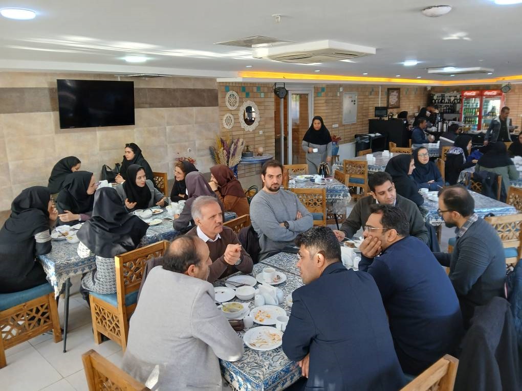 برگزاری ضیافت صبحانه به مناسبت ارتقای مرتبه استادی دکتر معصومی و ولادت حضرت علی (ع) به مناسبت ارتقای مرتبه استادی دکتر «جلیل معصومی»، رئیس مرکز رشد و استاد هیئت علمی دانشکده تغذیه و علوم غذایی و همزمان با فرارسیدن ولادت باسعادت حضرت علی (ع) و روز پدر، ضیافت صبحانهای با حضور همکاران برگزار شد. به گزارش روابط عمومی دانشکده تغذیه و علوم غذایی، این مراسم به منظور پاسداشت موفقیت علمی و ارج نهادن به تلاش های ارزنده دکتر معصومی و همچنین گرامیداشت ولادت امیرالمومنین حضرت علی (ع) و روز پدر روز دوشنبه ۱۵ دیماه، ساعت ۸ صبح در مجموعه گردشگری هتل دلگشا برگزار شد. این برنامه با حضور همکاران و به میزبانی دکتر معصومی برگزار شد و فرصتی برای قدردانی از خدمات علمی، آموزشی و مدیریتی ایشان در دانشکده تغذیه و علوم غذایی فراهم خواهد آورد./ف.نوروزی فرد